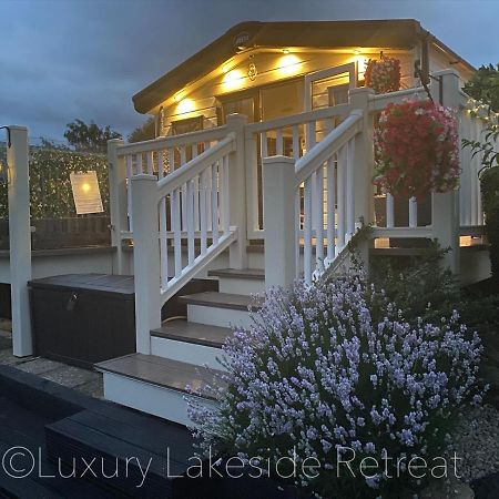 Lakeside Retreat With Hot Tub & Fishing Peg At Tattershall Lakes Country Park Hotel Luaran gambar