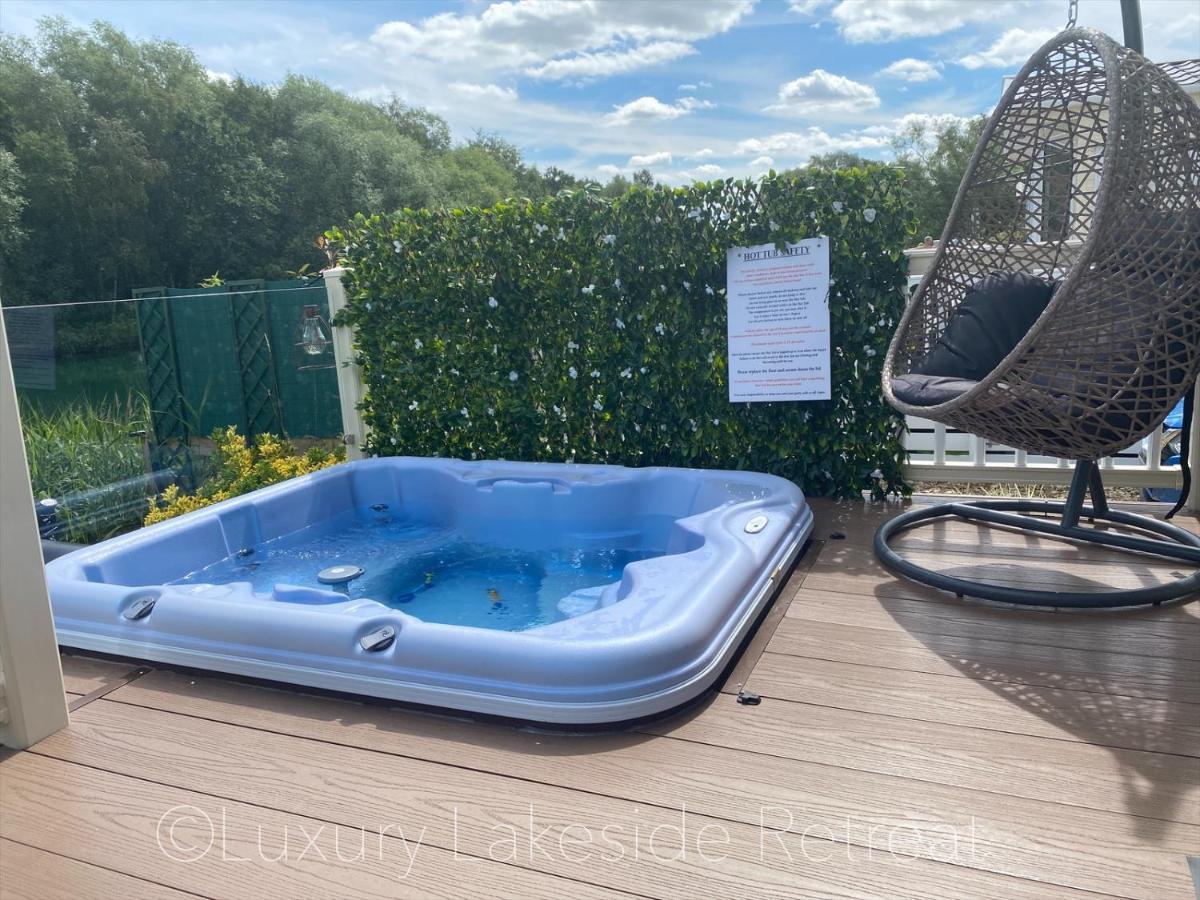 Lakeside Retreat With Hot Tub & Fishing Peg At Tattershall Lakes Country Park Hotel Luaran gambar